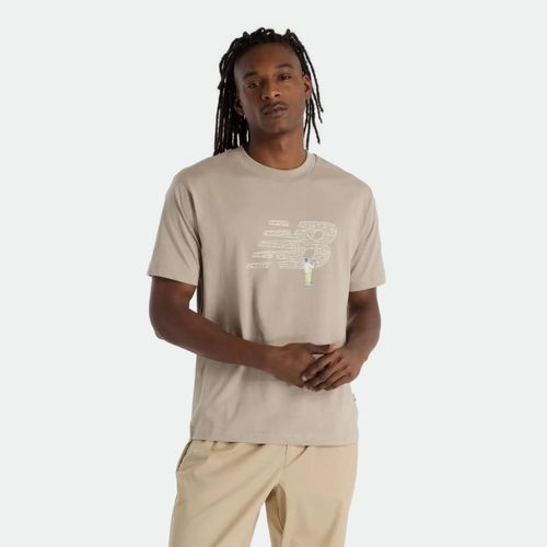 Remera Urbana New Balance Chalk Board Logo - ARID STONE