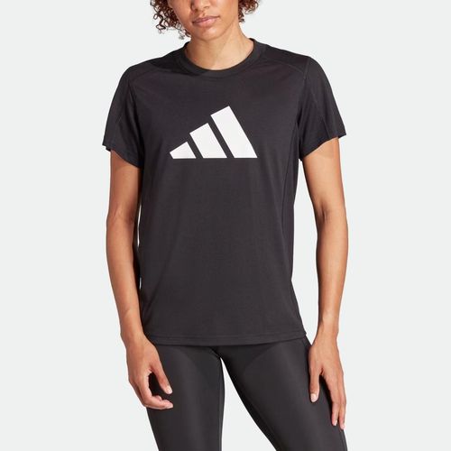 W Tee Train Essential Big Performance Logo - BLACK WHITE